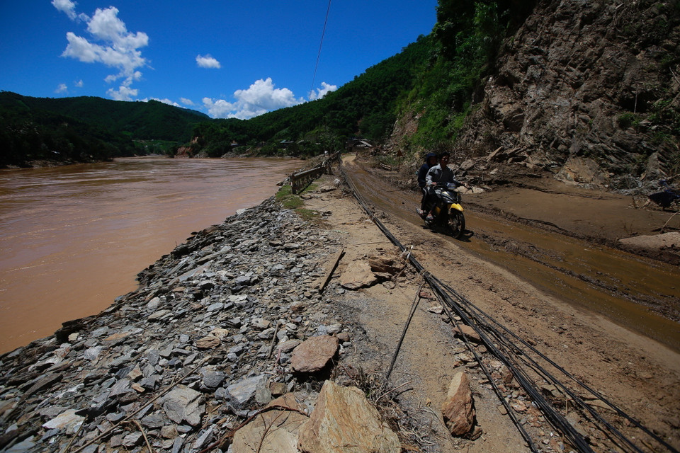  Tuyến đường chạy ven sông Mã, đoạn qua xã Trung Sơn, huyện Quan Hóa bị sạt lở nghiêm trọng. (Ảnh: Quang Quyết/TTXVN)