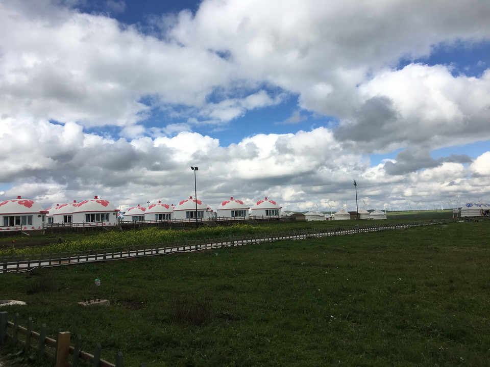 Những khu lều đặc trưng của dân bản địa dành cho du khách đến tham quan. (Ảnh: Thu Hiền/Vietnam+)