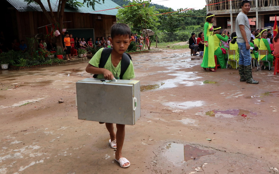 Do trời mưa, đường trơn trượt, một học sinh đã không kịp dự Lễ khai giảng năm học mới. (Ảnh: Việt Hoàng/TTXVN)