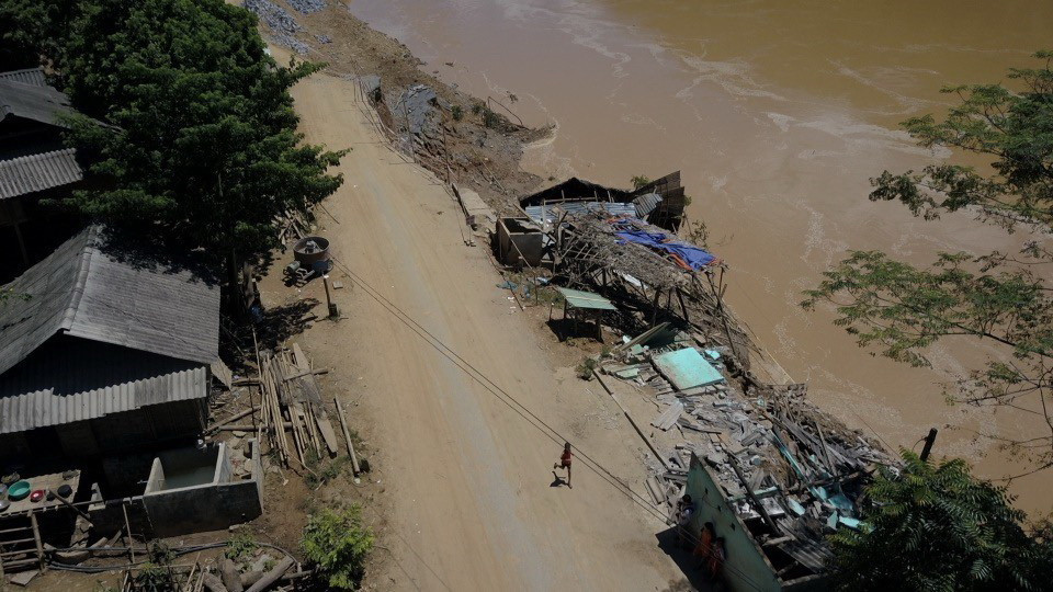Nước sông Mã dâng cao gây sạt lở một đoạn đường từ Thủy điện Trung Sơn qua bản Bó. Đây là con đường nối liền ba xã Thành Sơn-Trung Sơn (huyện Quan Hóa) và xã Mường Lý, huyện Mường Lát. (Ảnh: Trọng Đạt/TTXVN)