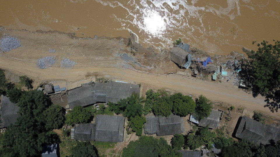  Nước sông Mã dâng cao gây sạt lở một đoạn đường từ Thủy điện Trung Sơn qua bản Bó. Đây là con đường nối liền ba xã Thành Sơn-Trung Sơn (huyện Quan Hóa) và xã Mường Lý (huyện Mường Lát). (Ảnh: Trọng Đạt/TTXVN)