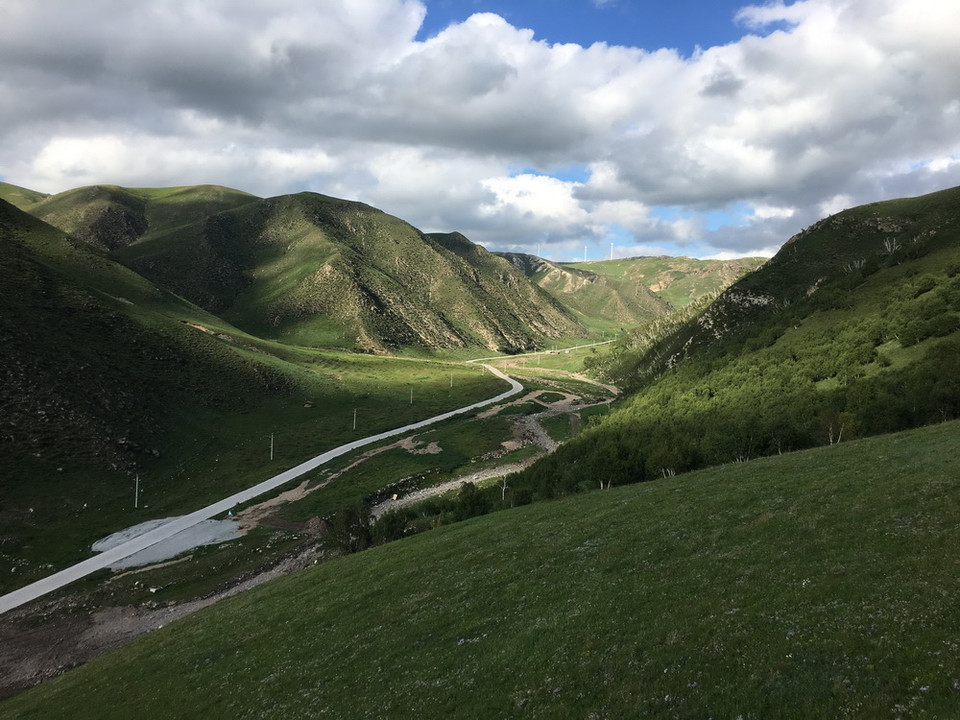 Những con đường giữa thảo nguyên hùng vĩ. (Ảnh: Thu Hiền/Vietnam+)