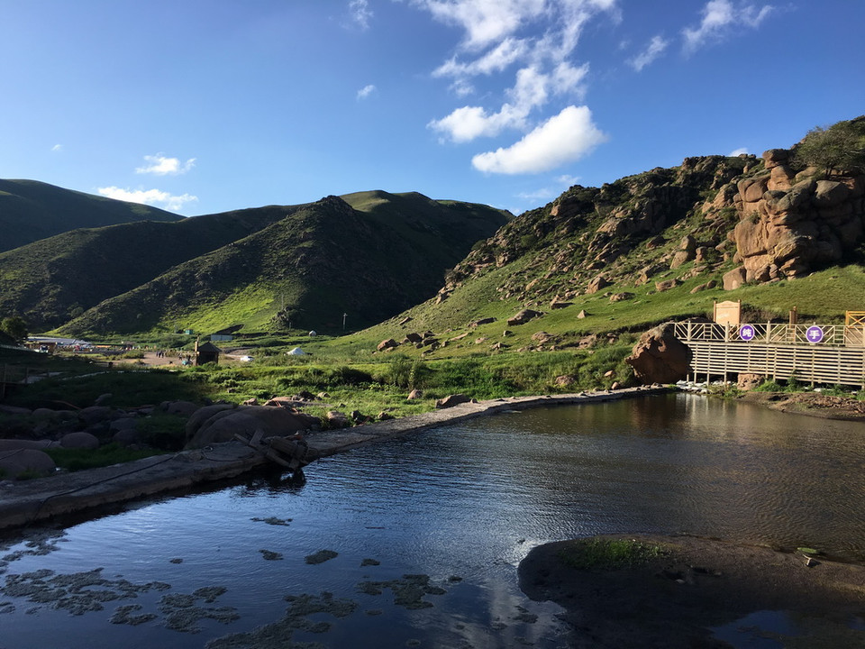 Du khách có thể đi cáp treo để ngắm nhìn khung cảnh thảo nguyên từ trên cao. (Ảnh: Thu Hiền/Vietnam+)