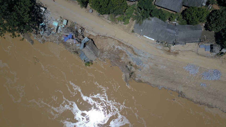  Một đoạn đường từ Thủy điện Trung Sơn qua bản Bó bị sạt lở. Đây là con đường nối liền ba xã Thành Sơn-Trung Sơn, huyện Quan Hóa và xã Mường Lý, huyện Mường Lát. (Ảnh: Trọng Đạt/TTXVN)