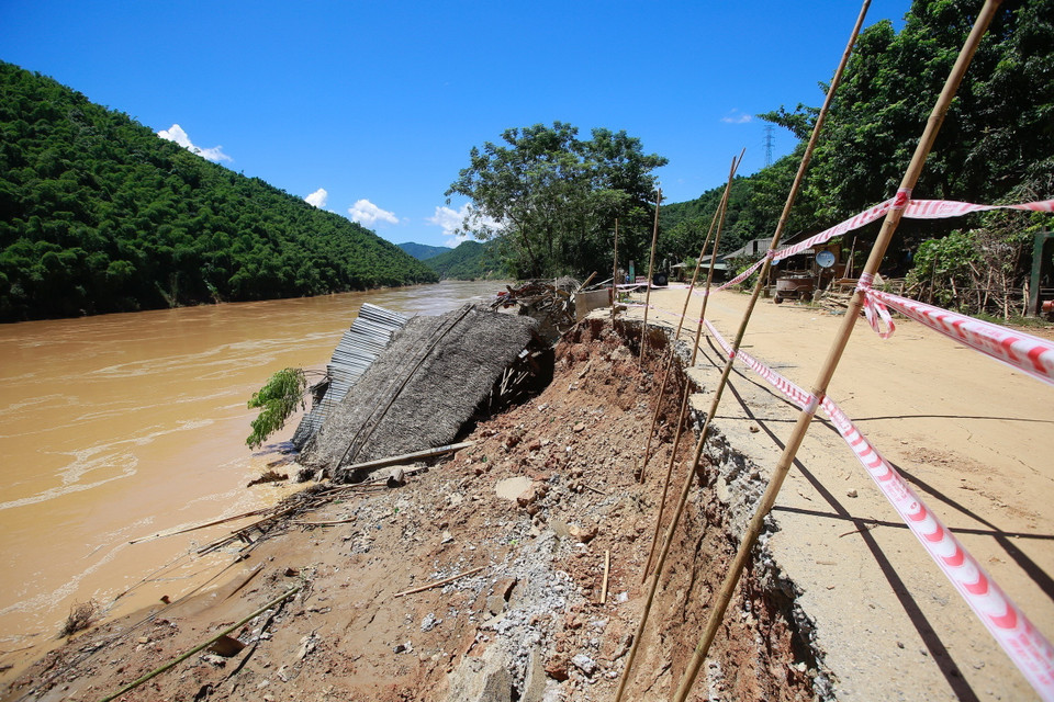  Nhà của người dân bản Bó sống ven tuyến đường Thủy điện Trung Sơn bị sụt xuống sông khi nước sông Mã dâng cao gây sạt lở. Đây là con đường nối liền ba xã Thành Sơn-Trung Sơn (huyện Quan Hóa) và xã Mường Lý (huyện Mường Lát). (Ảnh: Trọng Đạt/TTXVN)