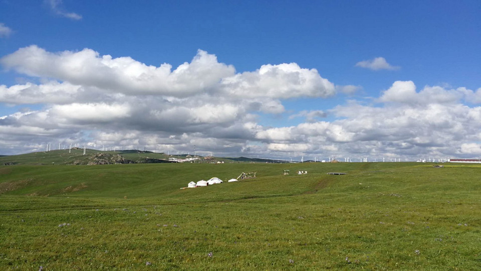 Mùa Đông trên thảo nguyên rất lạnh giá, nhưng vào mùa Hè lại rất mát mẻ, nhiệt độ khoảng 18 độ C. Tháng Sáu và tháng Bảy hằng năm là thời điểm lý tưởng để đến với thảo nguyên.