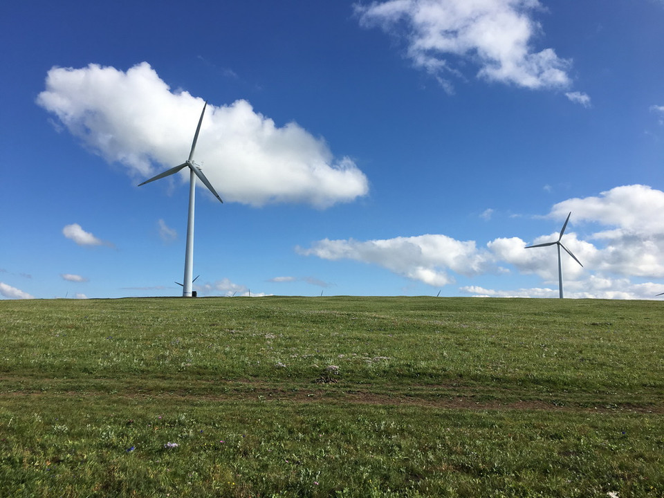 Thảo nguyên Huitengxile có tiềm năng năng lượng gió rất lớn. Trong ảnh là trụ tuabin gió thuộc nhà máy điện gió trên thảo nguyên. (Ảnh: Thu Hiền/Vietnam+)
