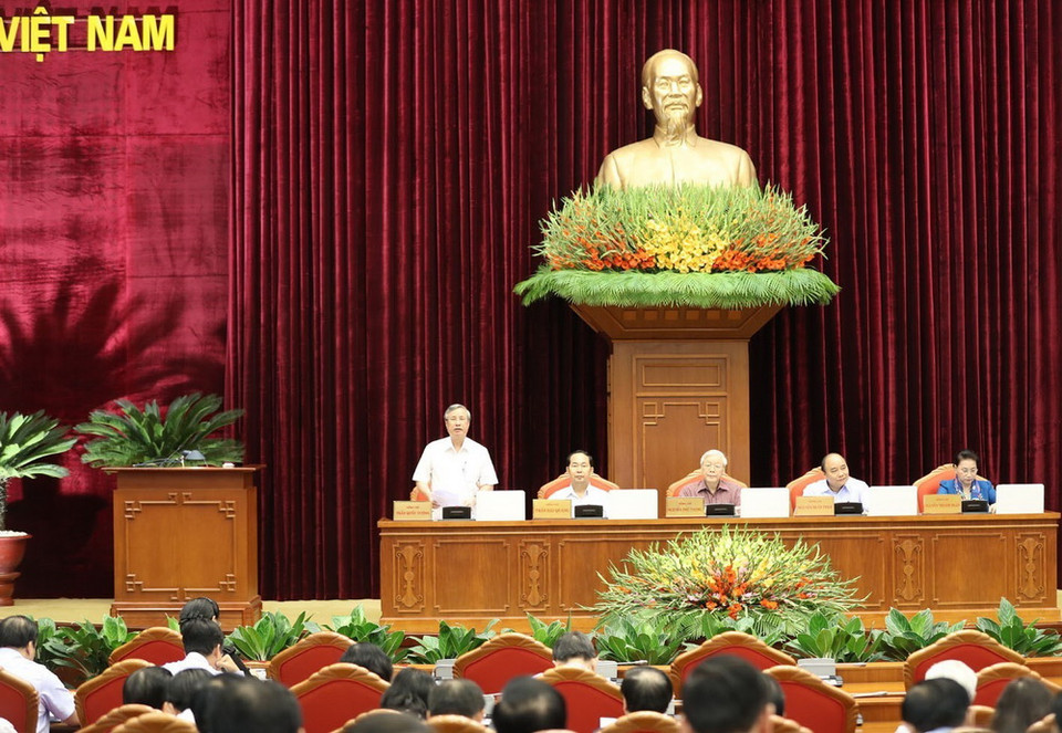 Ông Trần Quốc Vượng, Ủy viên Bộ Chính trị, Thường trực Ban Bí thư điều hành phiên thảo luận về Đề án cải cách chính sách bảo hiểm xã hội. (Ảnh: Trí Dũng/TTXVN)