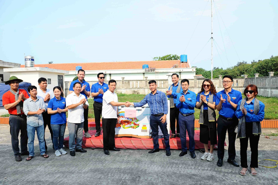 Đoàn Khối các cơ quan Trung ương và Đoàn Thanh niên Bộ Tài nguyên và Môi trường tặng quà cho Trạm khí tượng huyện đảo Bạch Long Vỹ. (Ảnh: Minh Đức/TTXVN)