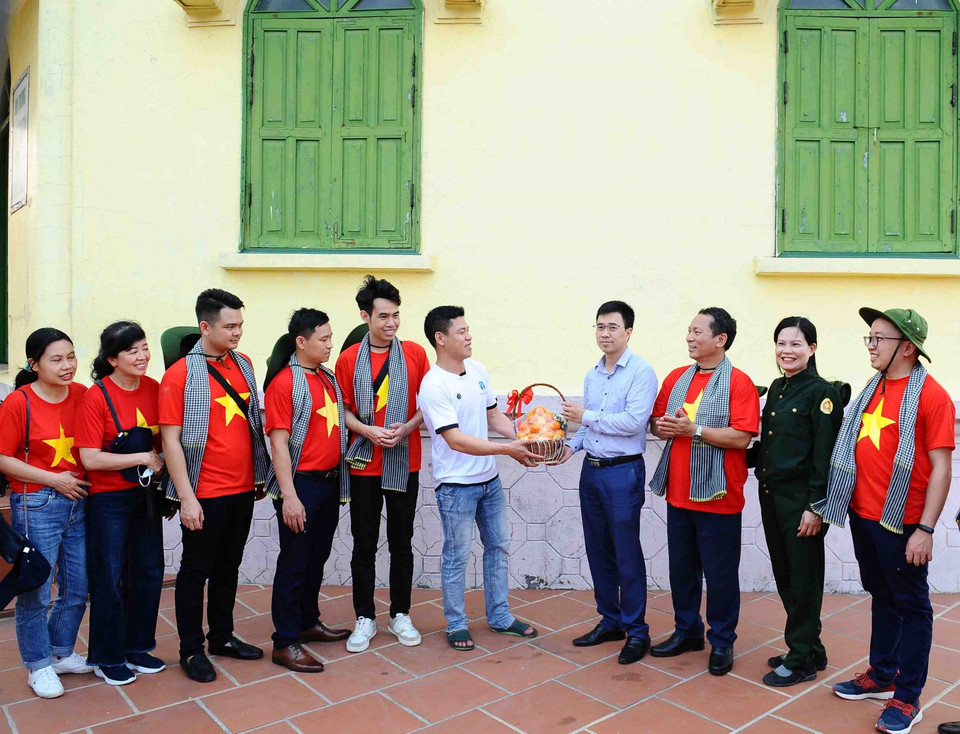 Quyền Bí thư Đoàn Khối các cơ quan Trung ương Bùi Hoàng Tùng trao quà cho Trạm quản lý đèn biển Bạch Long Vỹ. (Ảnh: Minh Đức/TTXVN)