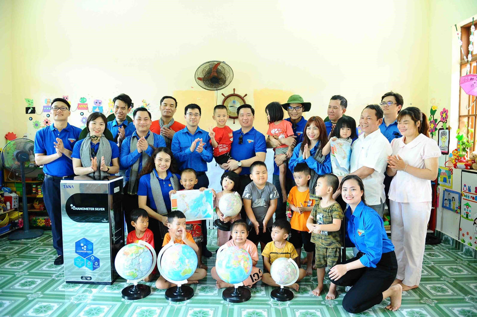 Đoàn Khối các cơ quan Trung ương và Đoàn Thanh niên Bộ Tài nguyên và Môi trường tặng quà cho trường mẫu giáo tại huyện đảo. (Ảnh: Minh Đức/TTXVN)