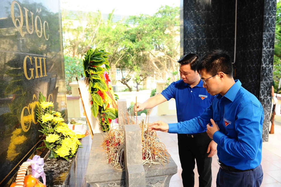 Đoàn Thanh niên Đoàn Khối các cơ quan Trung ương và Đoàn Thanh niên Bộ Tài nguyên và Môi trường dâng hương tưởng niệm các liệt sỹ trên huyện đảo Bạch Long Vỹ. (Ảnh: Minh Đức/TTXVN)