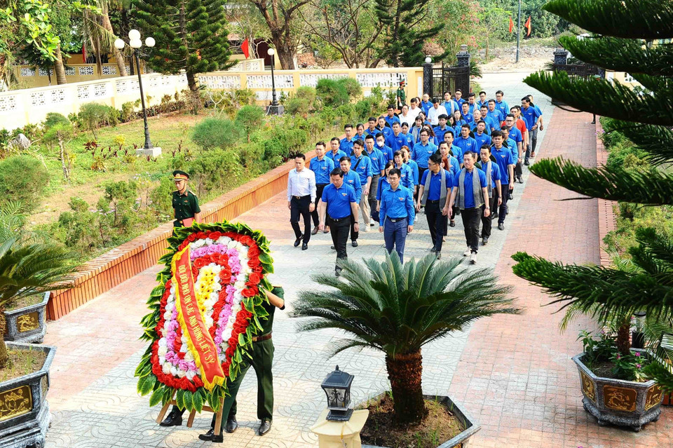Đoàn Thanh niên Đoàn Khối các cơ quan Trung ương và Đoàn Thanh niên Bộ Tài nguyên và Môi trường dâng hương tưởng niệm các liệt sỹ trên huyện đảo Bạch Long Vỹ. (Ảnh: Minh Đức/TTXVN)