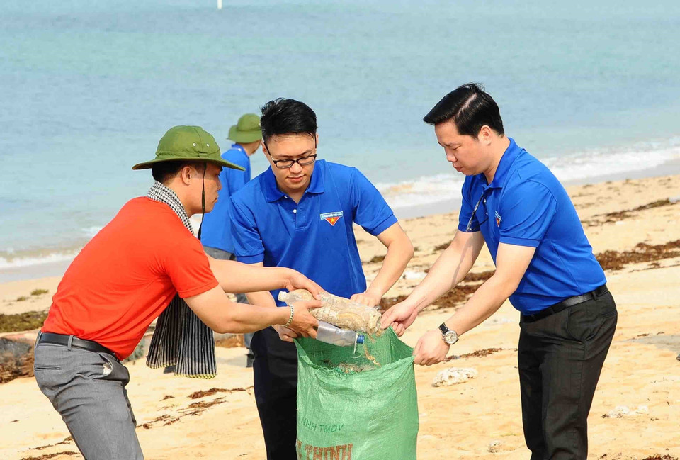 Thanh niên Đoàn Khối các cơ quan Trung ương và Đoàn Thanh niên Bộ Tài nguyên và Môi trường làm sạch bờ biển. (Ảnh: Minh Đức/TTXVN)