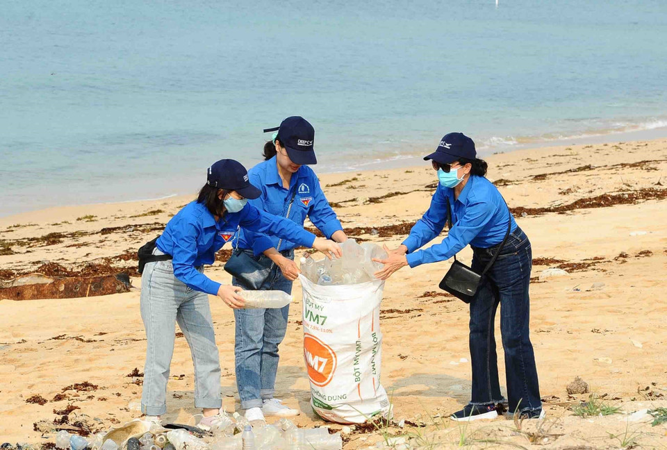  Thanh niên Đoàn Khối các cơ quan Trung ương và Bộ Tài nguyên và Môi trường làm sạch bờ biển. (Ảnh: Minh Đức/TTXVN)