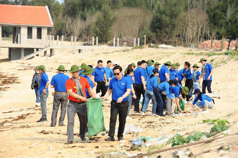 Thanh niên Đoàn Khối các cơ quan Trung ương và Đoàn Thanh niên Bộ Tài nguyên và Môi trường làm sạch bờ biển. (Ảnh: Minh Đức/TTXVN)
