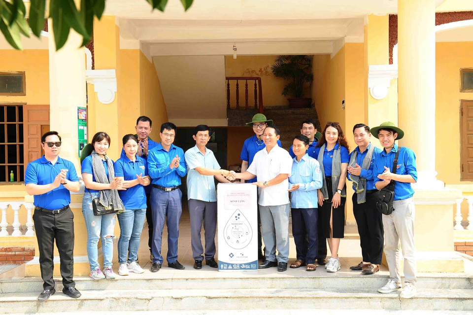 Quyền Bí thư Đoàn Khối các cơ quan Trung ương Bùi Hoàng Tùng và đại diện Đoàn Thanh niên Bộ Tài nguyên và Môi trường tặng quà cho Ban Quản lý cảng huyện đảo Bạch Lomg Vỹ. (Ảnh: Minh Đức/TTXVN)