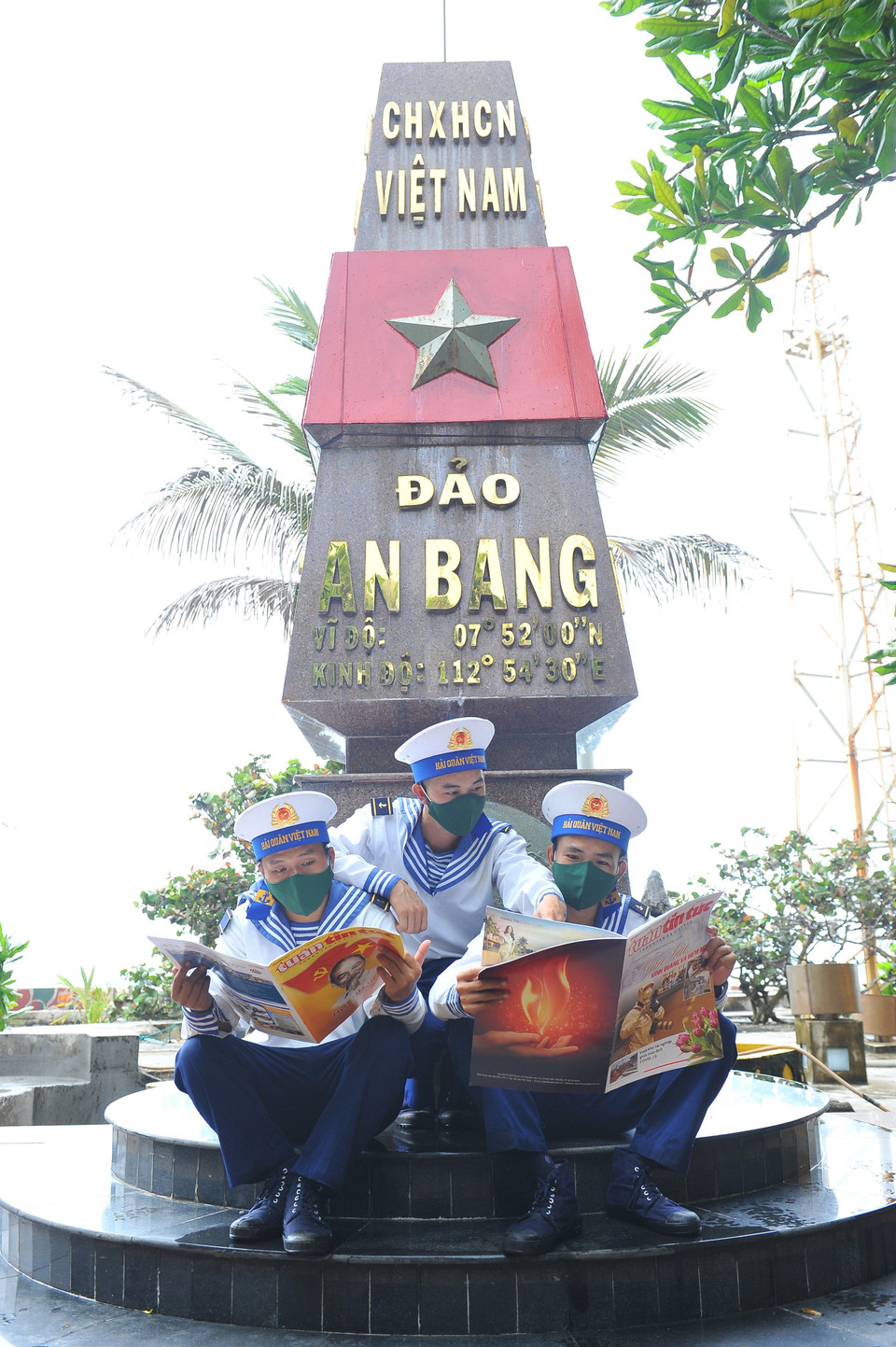 Các chiến sỹ đọc báo trên đảo An Bang. (Ảnh: Minh Đức/TTXVN)