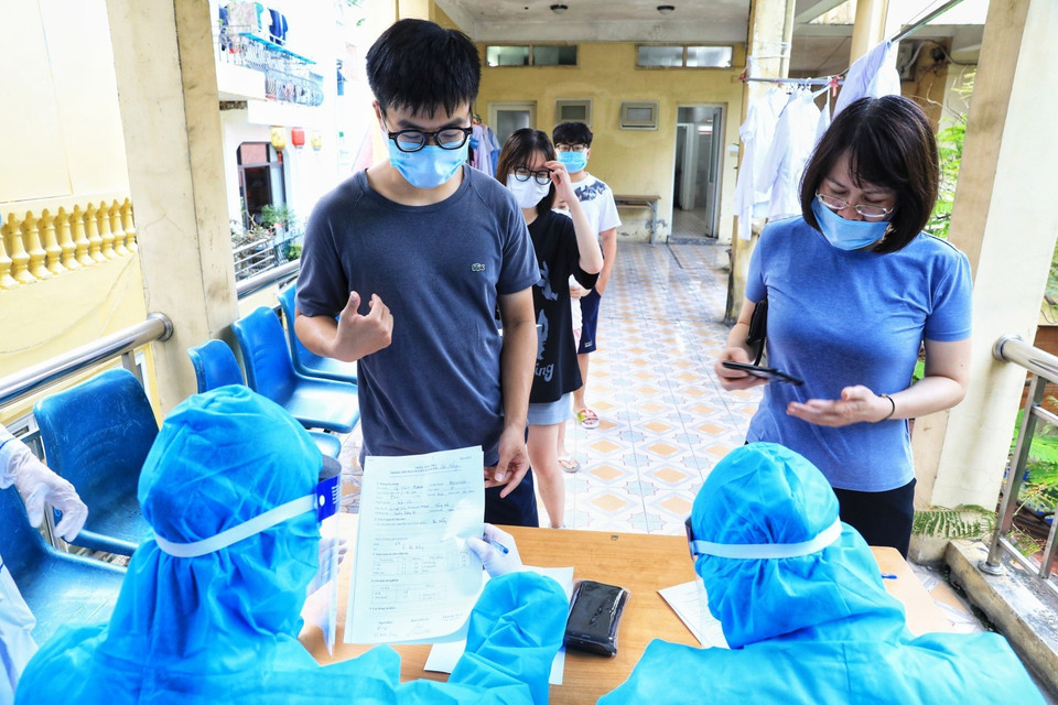 Người dân quận Hoàn Kiếm làm thủ tục khai báo y tế trước khi lấy mẫu xét nghiệm COVID-19 (ảnh chụp chiều 15/5). (Ảnh: Thành Đạt/TTXVN)