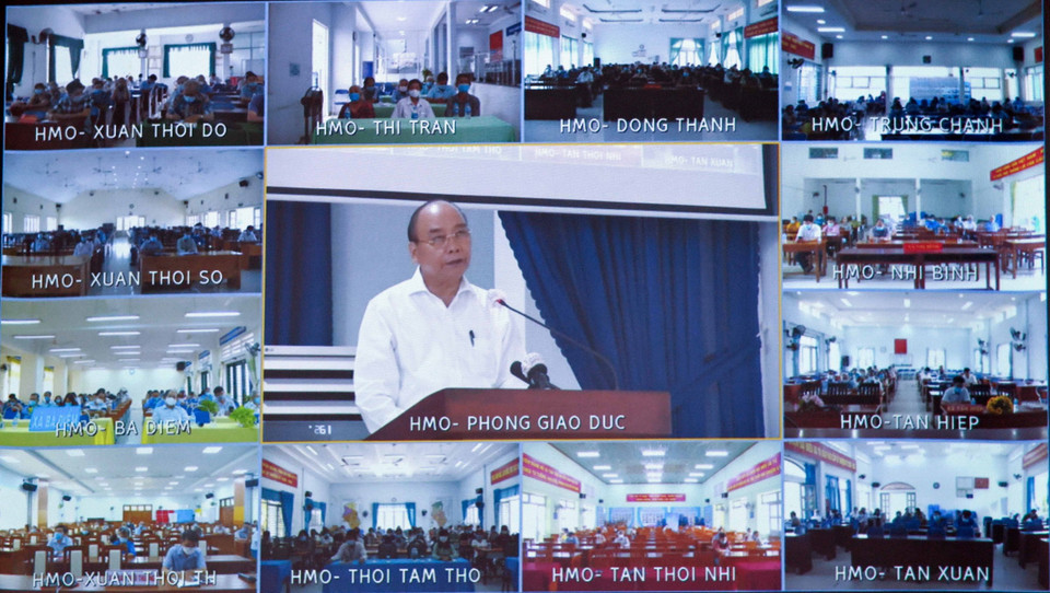 Chủ tịch nước Nguyễn Xuân Phúc trình bày Chương trình hành động tại hội nghị trực tuyến tiếp xúc giữa cử tri 12 xã, thị trấn huyện Hóc Môn với người ứng cử đại biểu Quốc hội tại điểm cầu Nhà văn hóa Thiếu nhi huyện Hóc Môn, chiều 15/5. (Ảnh: Thống Nhất/TTXVN)