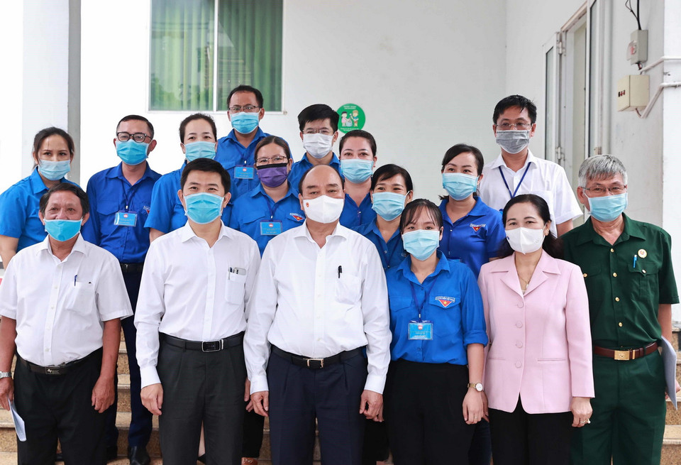 Chủ tịch nước Nguyễn Xuân Phúc và các ứng cử viên đại biểu Quốc hội khóa XV thuộc Đơn vị bầu cử số 10 của TP. Hồ Chí Minh chụp ảnh chung với đại biểu cử tri tại điểm cầu Nhà văn hóa Thiếu nhi huyện Hóc Môn, chiều 15/5. (Ảnh: Thống Nhất/TTXVN)