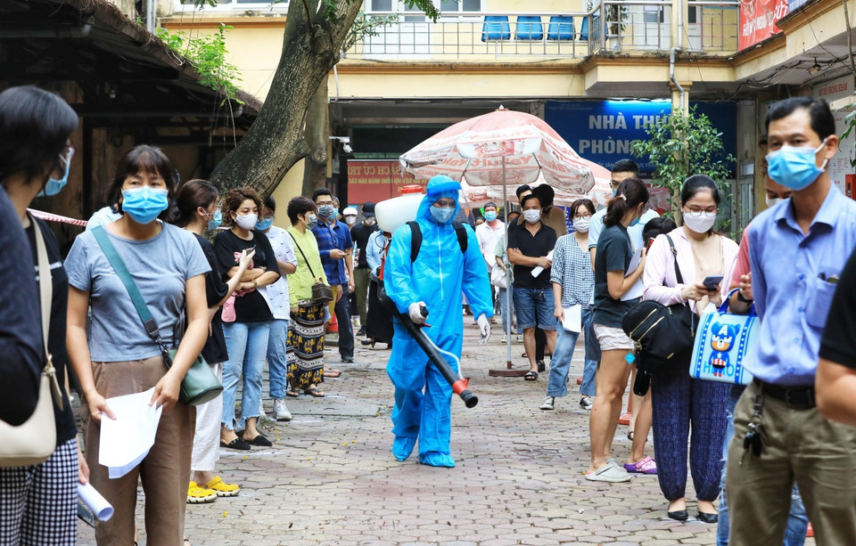  Nhân viên y tế tiến hành phun khử khuẩn toàn bộ nơi Trung tâm y tế quận Hoàn Kiếm tiến hành lấy mẫu xét nghiệm COVID-19 cho tất cả người dân từ Đà Nẵng trở về (ảnh chụp chiều 15/5). (Ảnh: Thành Đạt/TTXVN)