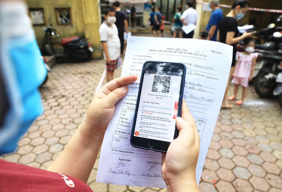 Người dân khai báo y tế điện tử trên trang tokhaiyte.vn trước khi lấy mẫu xét nghiệm COVID-19 (ảnh chụp chiều 15/5). (Ảnh: Thành Đạt/TTXVN)