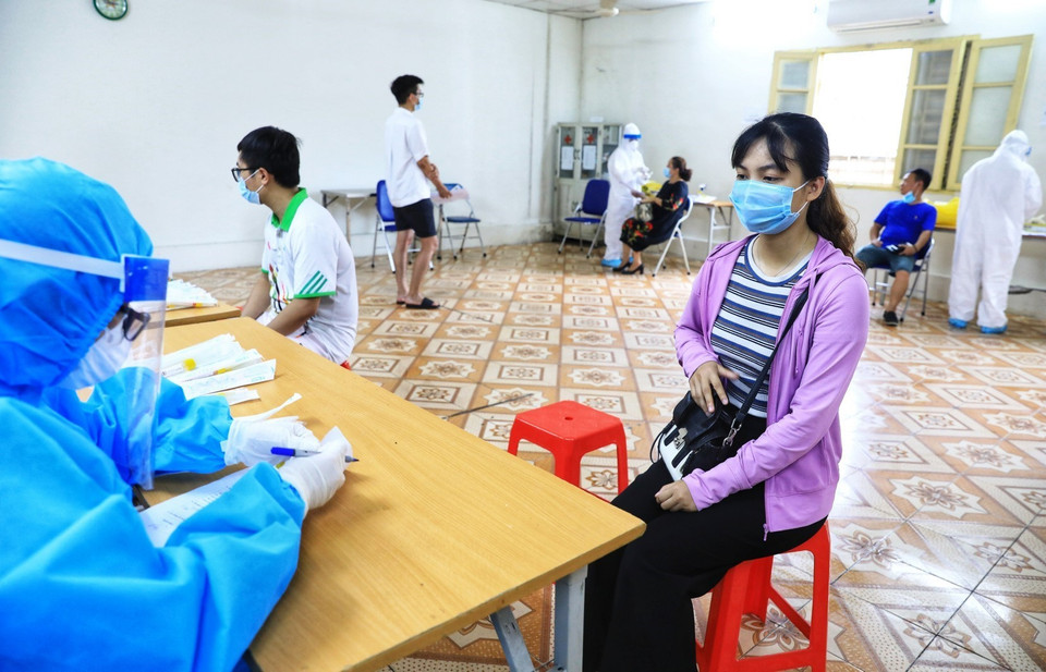 Chiều 15/5, quận Hoàn Kiếm tiến hành lấy mẫu xét nghiệm COVID-19 cho hơn 200 người từ Đà Nẵng về. (Ảnh: Thành Đạt/TTXVN)