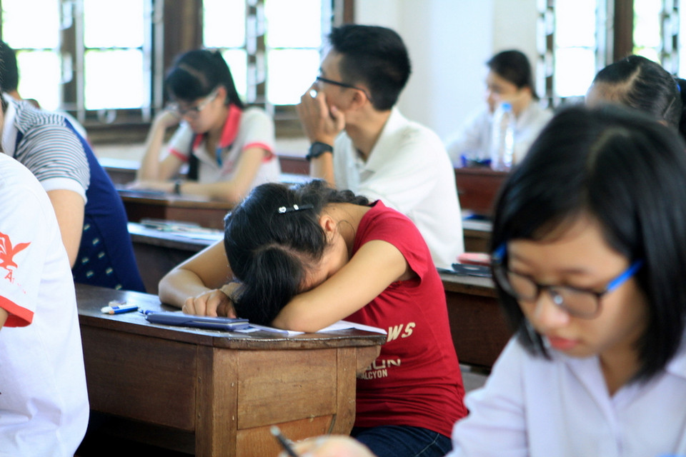 Vẫn tranh thủ chợp mắt ngay trước khi được phát đề thi. (Ảnh: Xuân Mai/Vietnam+)