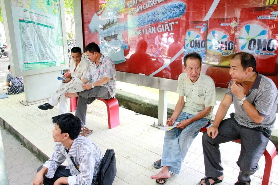 Nhà chờ xe buýt trở thành chỗ trú nắng lý tưởng. (Ảnh: Minh Sơn/Vietnam+)