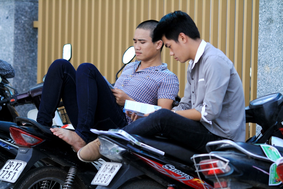 Các anh đợi em trước cổng Học viện Hành chính Quốc gia. (Ảnh: Xuân Mai/Vietnam+)