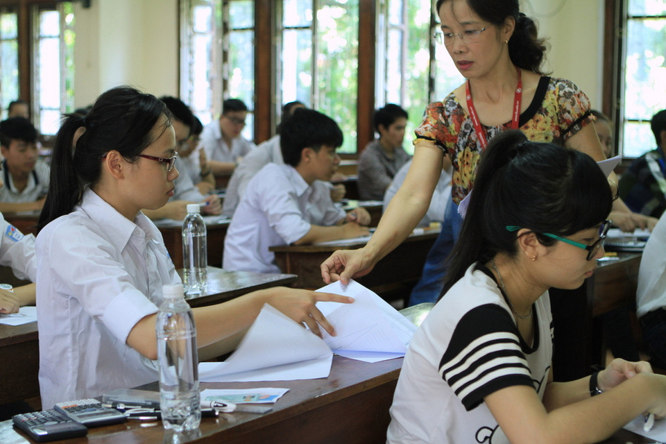 Và được giám thị hướng dẫn. (Ảnh: Xuân Mai/Vietnam+)