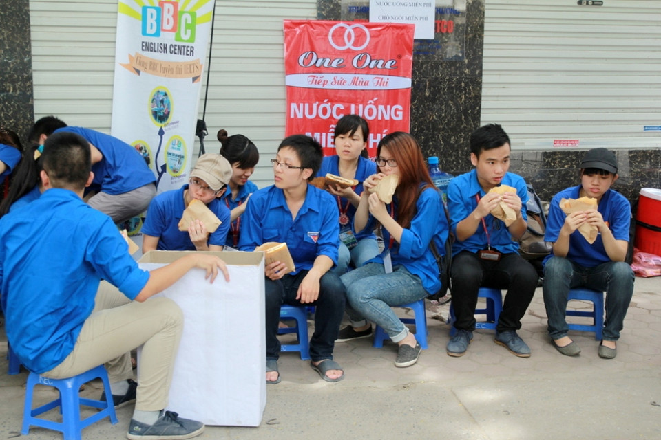 Phút nghỉ ngơi của các tình nguyện viên trường Đại học Ngoại thương. (Ảnh: Minh Sơn/Vietnam+)