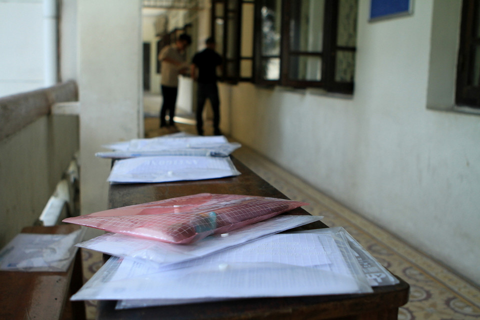 Hành lang vắng lặng lúc 6 giờ 40 phút sáng. (Ảnh: Xuân Mai/Vietnam+)