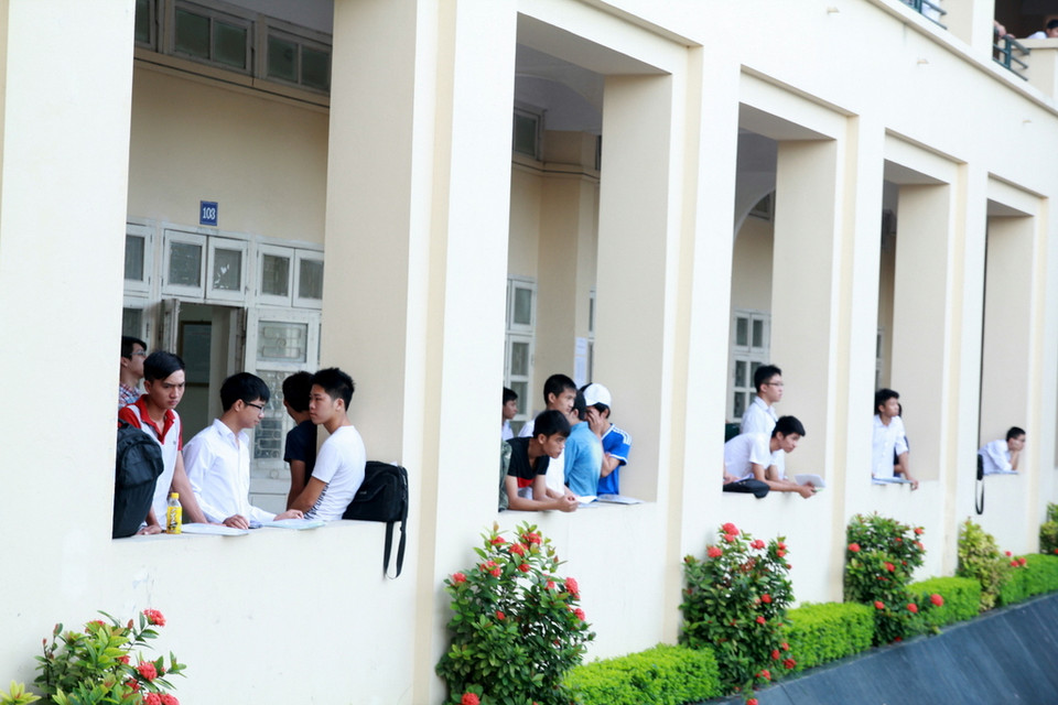 6 giờ 15 phút, các thí sinh dự thi Học viện Báo chí và Tuyên truyền chuẩn bị vào phòng thi. (Ảnh: Minh Sơn/Vietnam+)