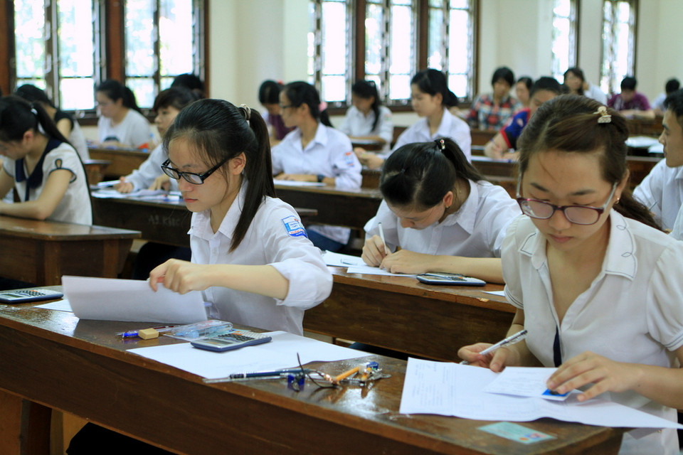 Thí sinh Đại học Ngoại thương điền thông tin vào giấy thi... (Ảnh: Xuân Mai/Vietnam+)