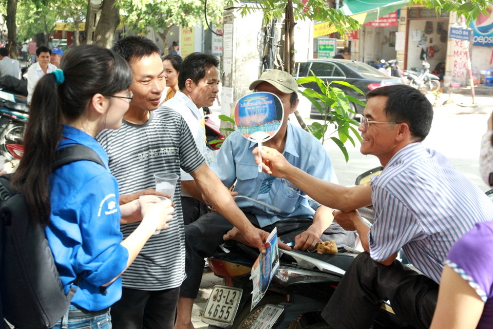 Phấn khởi khi được tặng quạt... (Ảnh: Minh Sơn/Vietnam+)