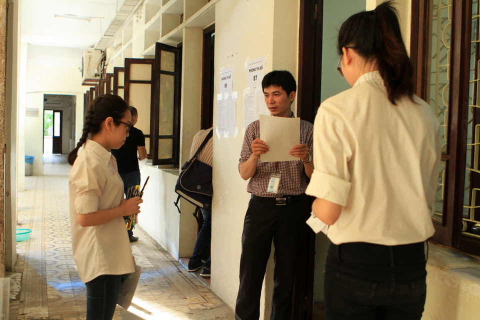 Thí sinh cuối cùng được gọi tên vào phòng thi ở dãy nhà B, Đại học Ngoại thương. (Ảnh: Xuân Mai/Vietnam+)