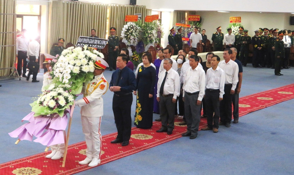 Đoàn Ban Tuyên giáo Trung ương viếng Nguyên Trưởng ban Tổ chức Trung ương Lê Phước Thọ. (Ảnh: Ánh Tuyết/TTXVN)