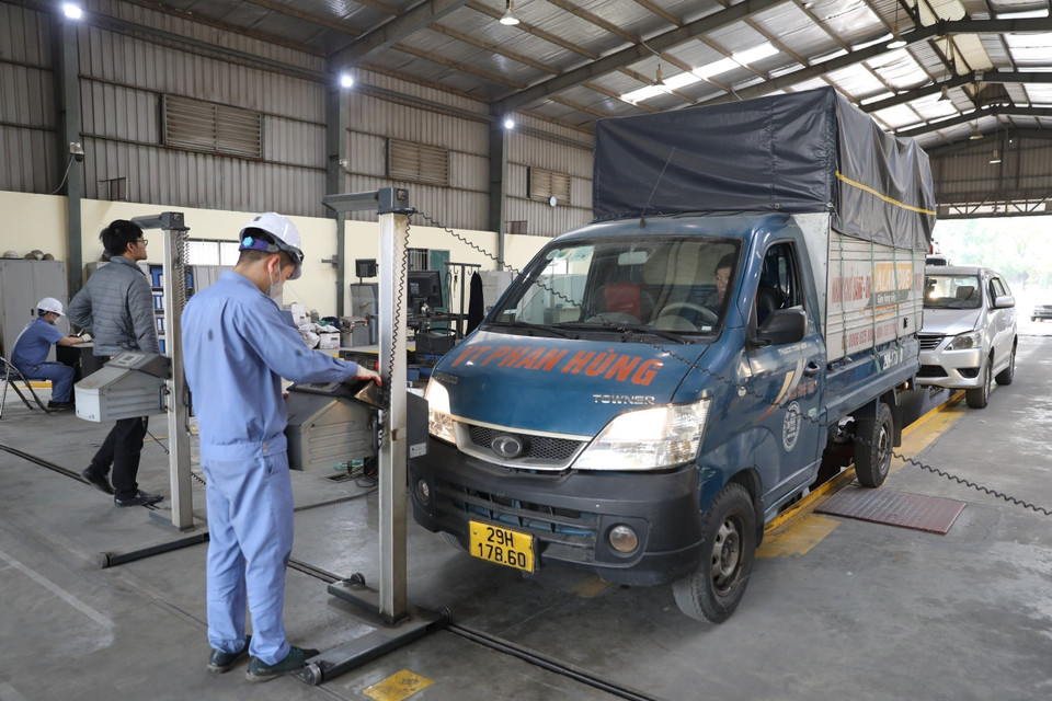 Trung tâm đăng kiểm xe cơ giới 2906V (Tam Hiệp, Thanh Trì, Hà Nội) hiện có 2 dây chuyền đang hoạt động hết công suất nhằm thông xe sớm nhất. (Ảnh: Hoàng Hiếu/TTXVN)