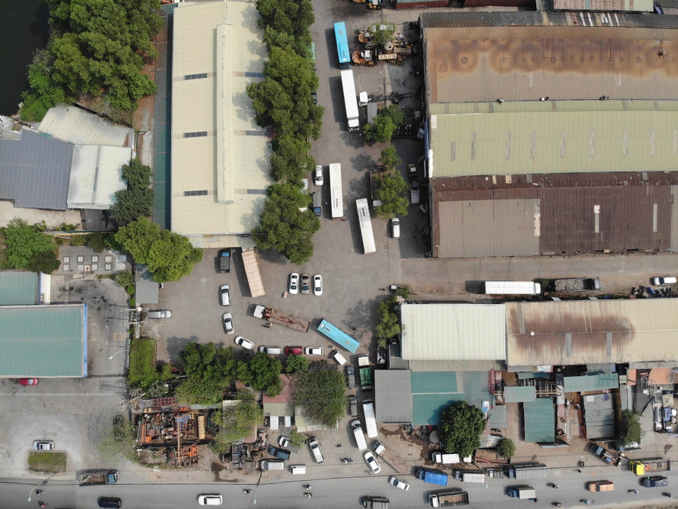 Dòng xe nối đuôi nhau từ đường 70 vào chờ được 'khám' tại Trung tâm đăng kiểm xe cơ giới 2906V. (Ảnh: Hoàng Hiếu/TTXVN)