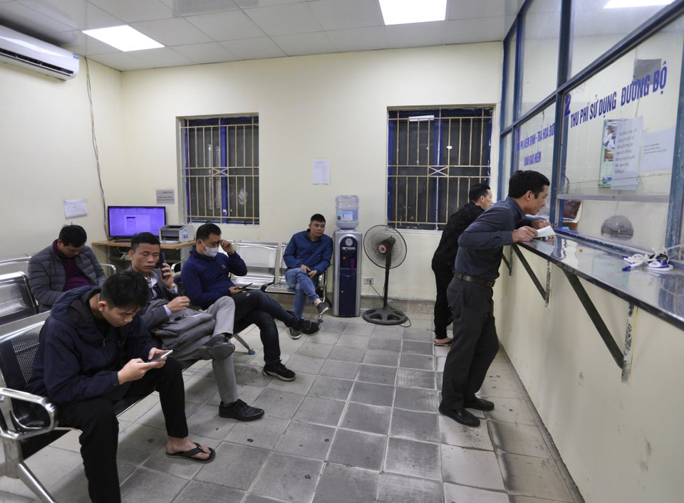 Nhiều chủ xe, lái xe chờ đến lượt kiểm tra xe tại Trung tâm đăng kiểm xe cơ giới 2906V sáng 14/3. (Ảnh: Hoàng Hiếu/TTXVN)