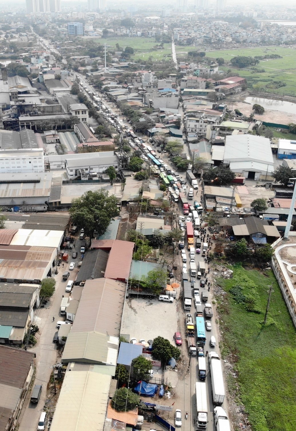 Dòng xe xếp hàng bên ngoài Trung tâm đăng kiểm xe cơ giới 2906V trưa 14/3 khiến đường 70 đã tắc lại càng tắc. (Ảnh: Hoàng Hiếu/TTXVN)