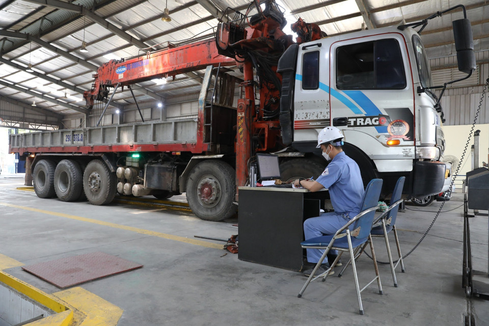 Trung Tâm đăng kiểm xe cơ giới 2906V (Thanh Trì, Hà Nội) hiện đang có 2 dây chuyền hoạt động. (Ảnh: Hoàng Hiếu/TTXVN)