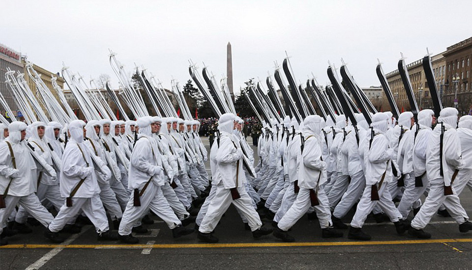 Quân nhân Nga tham gia diễu binh tại kỷ niệm 75 năm chiến thắng lịch sử Stalingrad tại thành phố Volgograd. (Nguồn: Daily Mail/TTXVN)