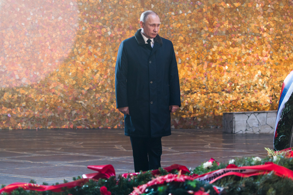 Tổng thống Putin đặt hoa tại Đài tưởng niệm Mamayev Kurgan của thành phố Volgograd. (Nguồn: THX/TTXVN)