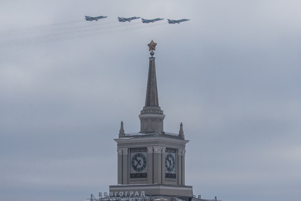 Máy bay Su-24Ms tham gia duyệt binh kỷ niệm 75 năm chiến thắng lịch sử Stalingrad tại Volgograd, ngày 2/2. (Nguồn: THX/TTXVN)