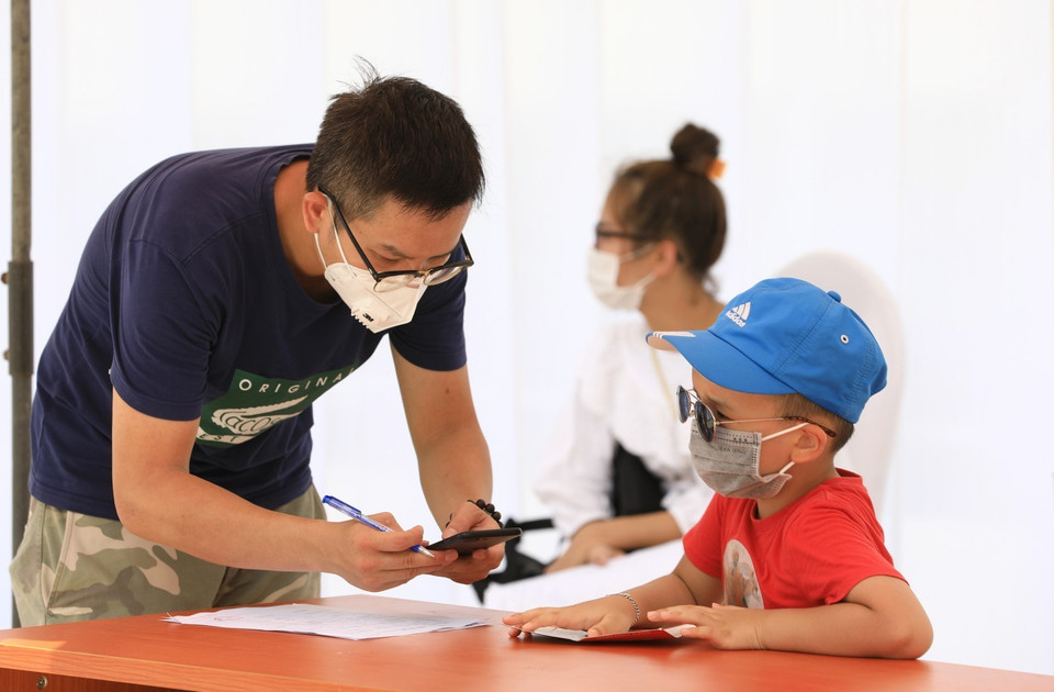 Người dân khai báo y tế tại địa điểm xét nghiệm RT-PCR thuộc Trung tâm Văn hóa Thông tin và Thể Thao quận Đống Đa (237 Đặng Tiến Đông), Hà Nội. (Ảnh: Thành Đạt/TTXVN)