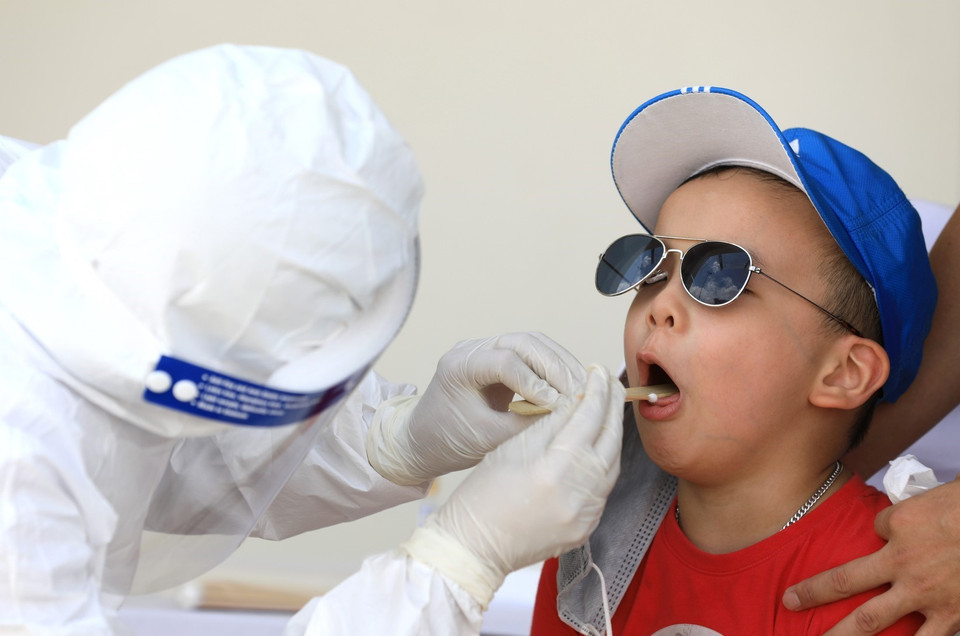  Lấy mẫu dịch hầu họng để xét nghiệm RT-PCR tại Trung tâm Văn hóa Thông tin và Thể thao quận Đống Đa (237 Đặng Tiến Đông) - nơi xét nghiệm cho người dân quận Đống Đa trở về từ Đà Nẵng. (Ảnh: Thành Đạt/TTXVN)