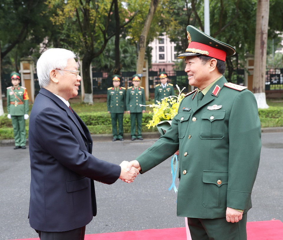 Đại tướng Ngô Xuân Lịch, Ủy viên Bộ Chính trị, Phó Bí thư Quân ủy Trung ương, Bộ trưởng Bộ Quốc phòng đón Tổng Bí thư, Chủ tịch nước Nguyễn Phú Trọng, Bí thư Quân ủy Trung ương. (Ảnh: Trí Dũng/TTXVN)
